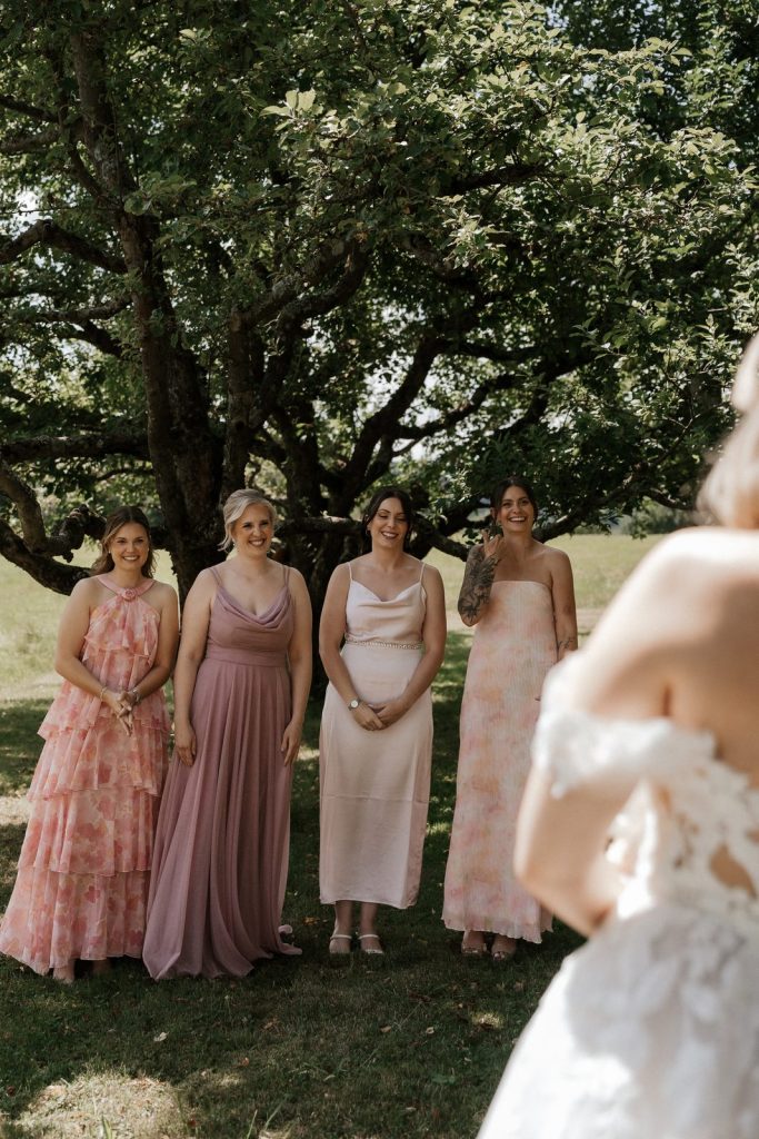 Braut trifft ihre Freundinnen zum First Look auf dem Hof Reith