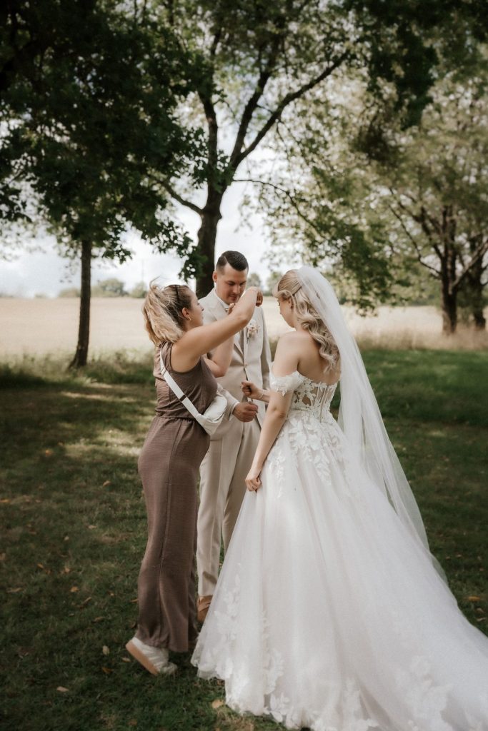 Brautpaar unter Bäumen, aufgenommen als Wedding Content