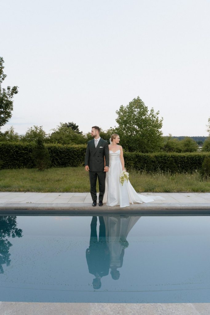 Brautpaar am Pool der Villa Oriental