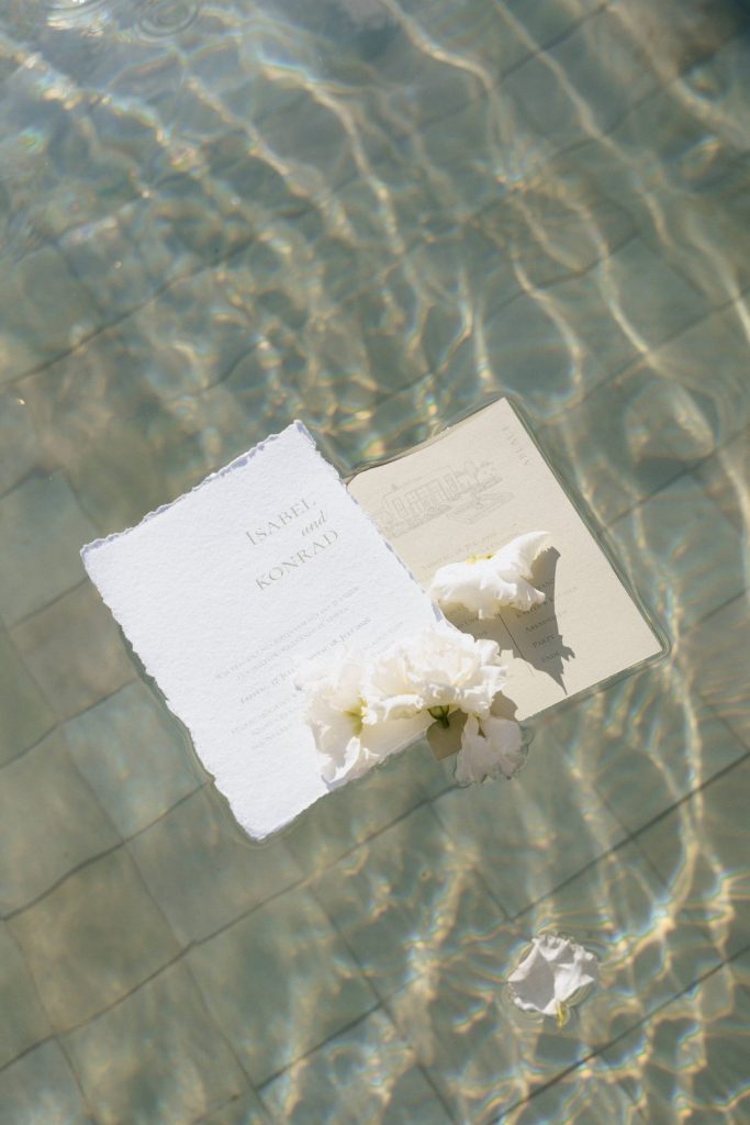 Papeterie der Hochzeit im Wasser fotografiert