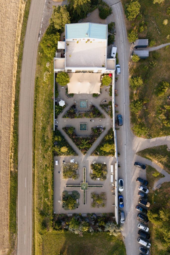 Anwesen der Villa Oriental mit Pool aus der Luft