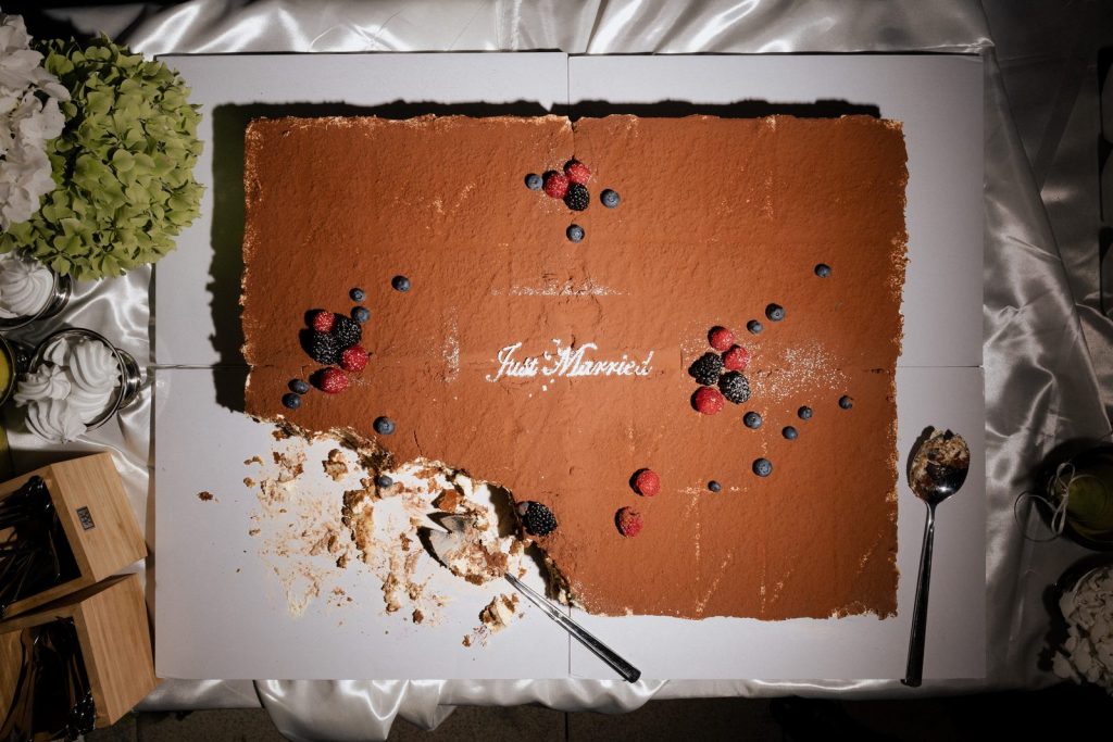 Tortenanschnitt bei der Hochzeit in der Villa Oriental