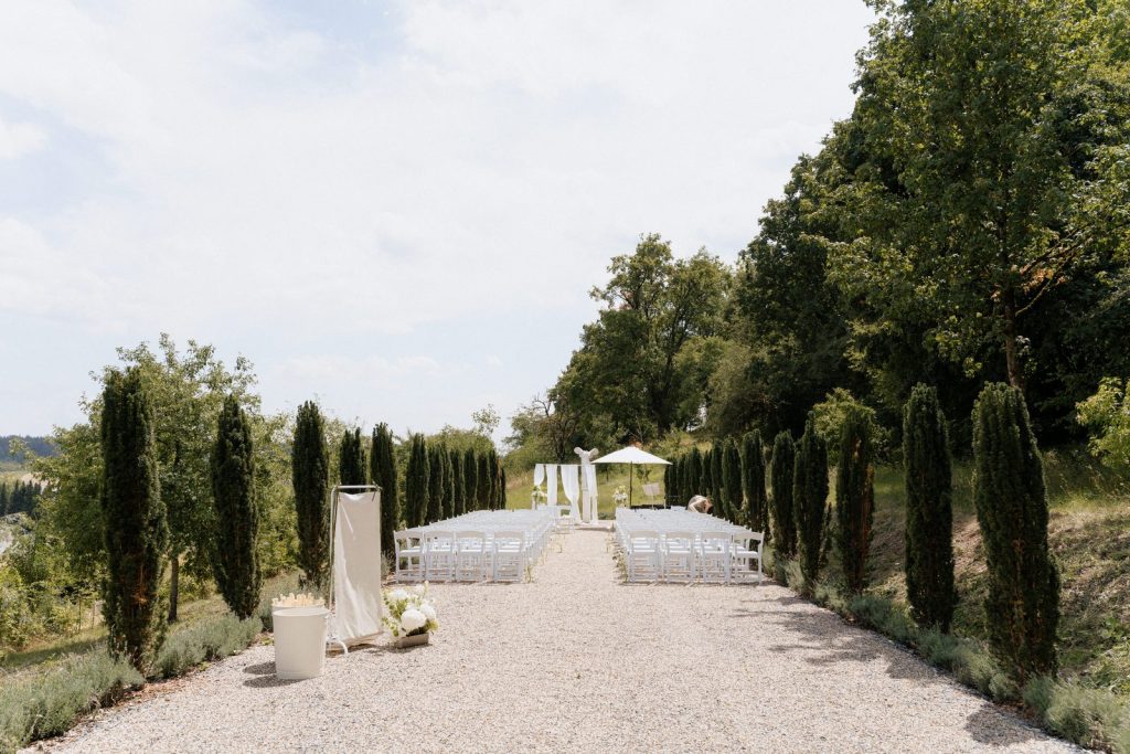 Trauplatz am Ende der Zypressenallee in der Villa Oriental