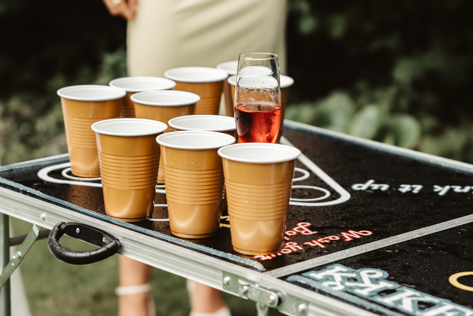 Bierpong auf der Wiese am Hochzeitsnachmittag