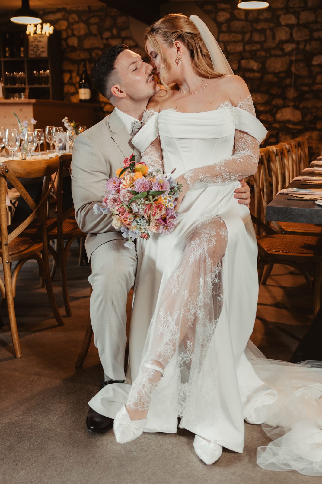Brautpaar küsst sich bei der Hochzeit im Weingut Hahn