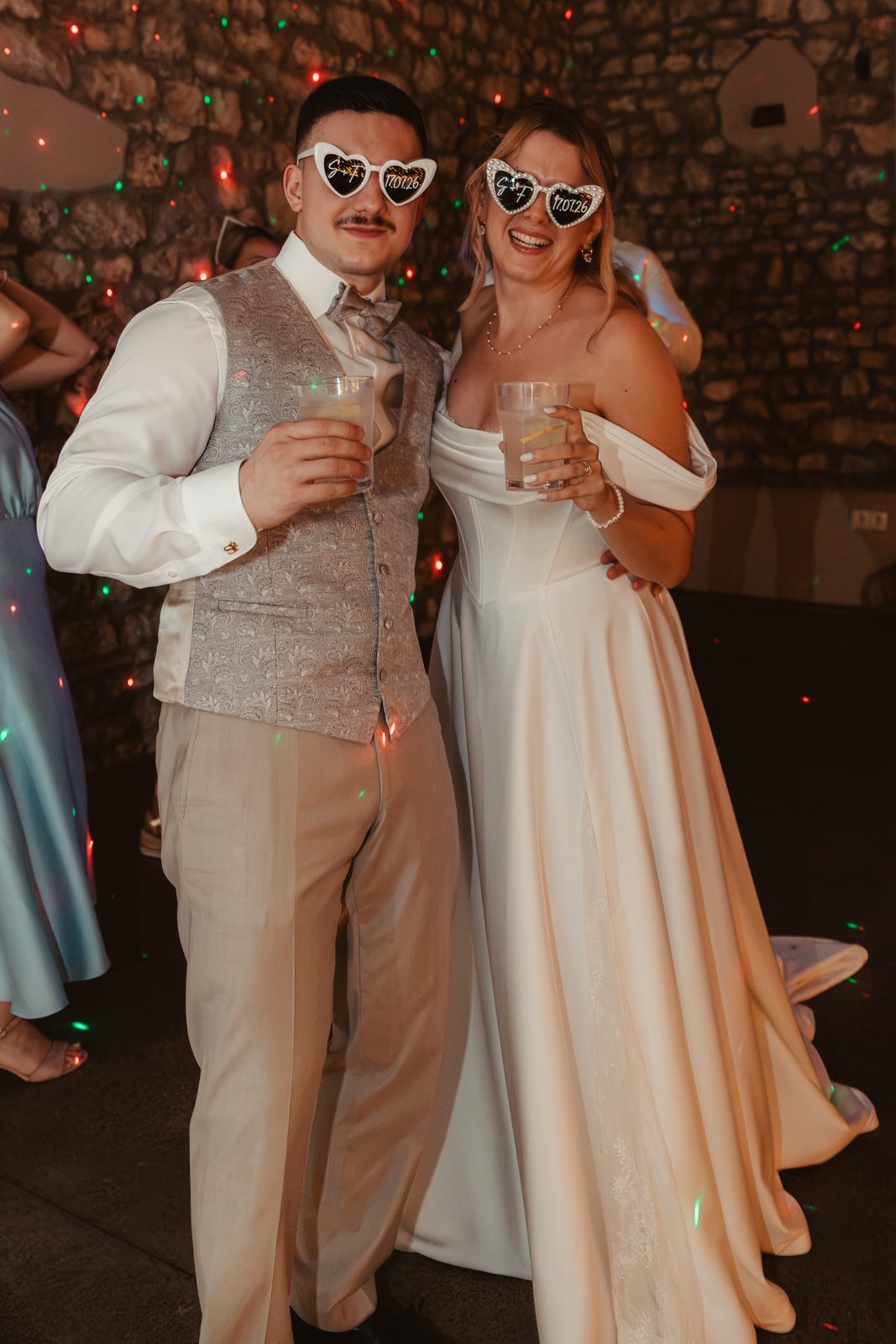 Brautpaar tanzt bei der Hochzeitsparty im Weingut Hahn