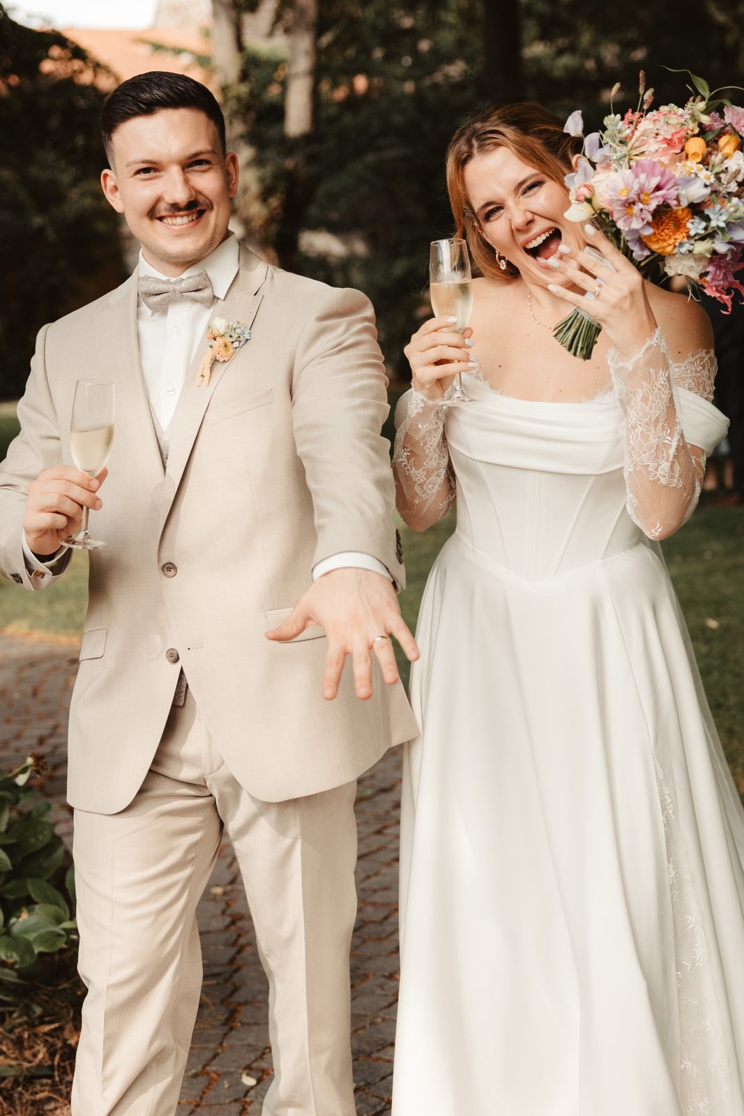 Brautpaar mit Sonnenbrillen am Hochzeitsnachmittag