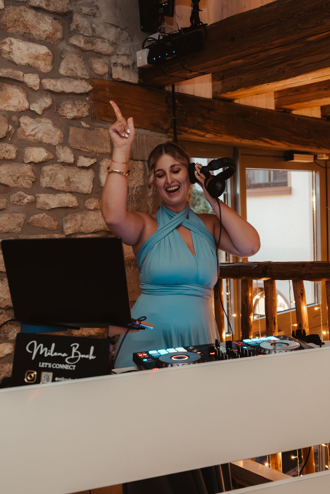 DJ-Pult mit Controller und Laptop im Weingut Hahn