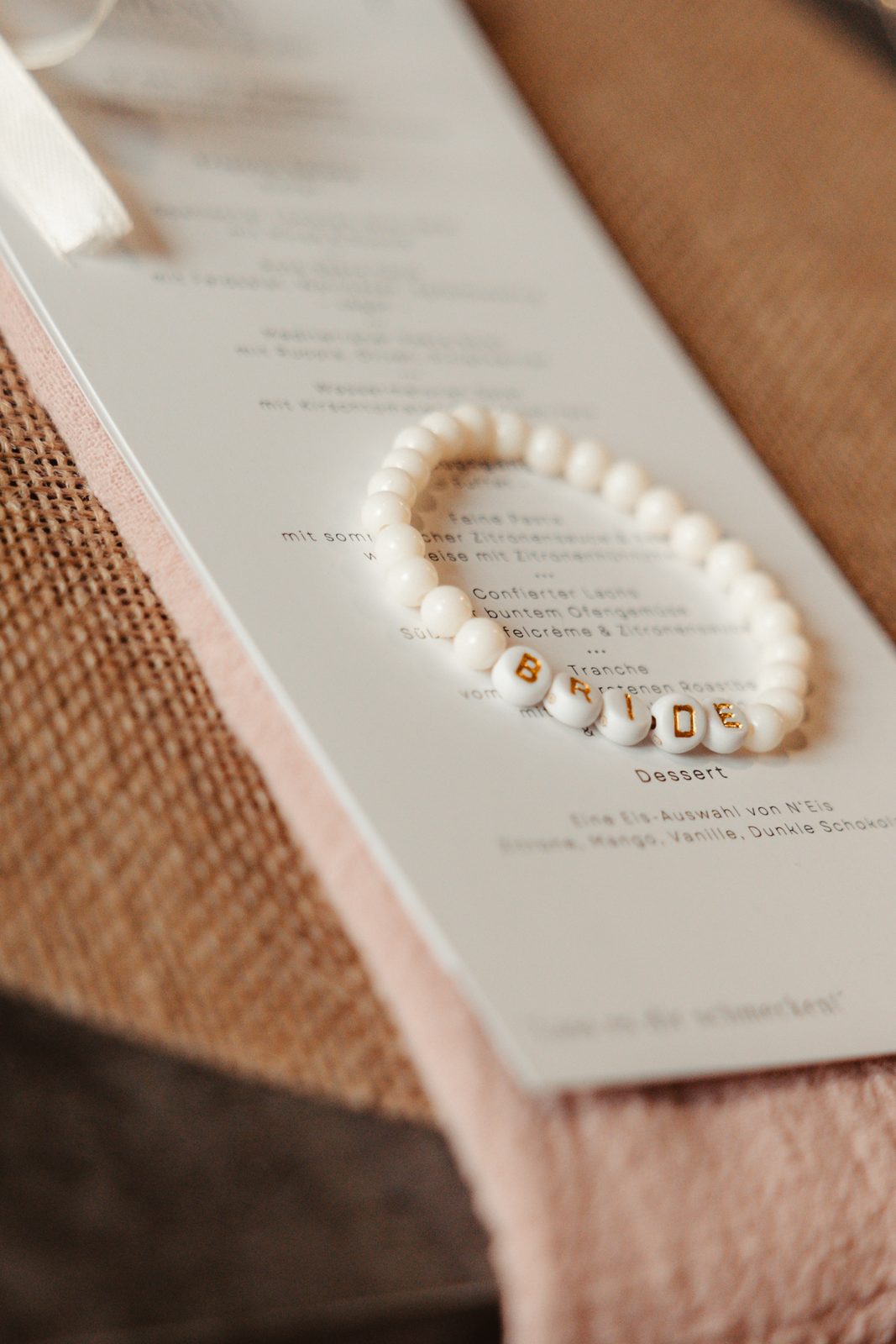 Freundschaftsarmbänder als Gastgeschenk einer Swiftie-Hochzeit