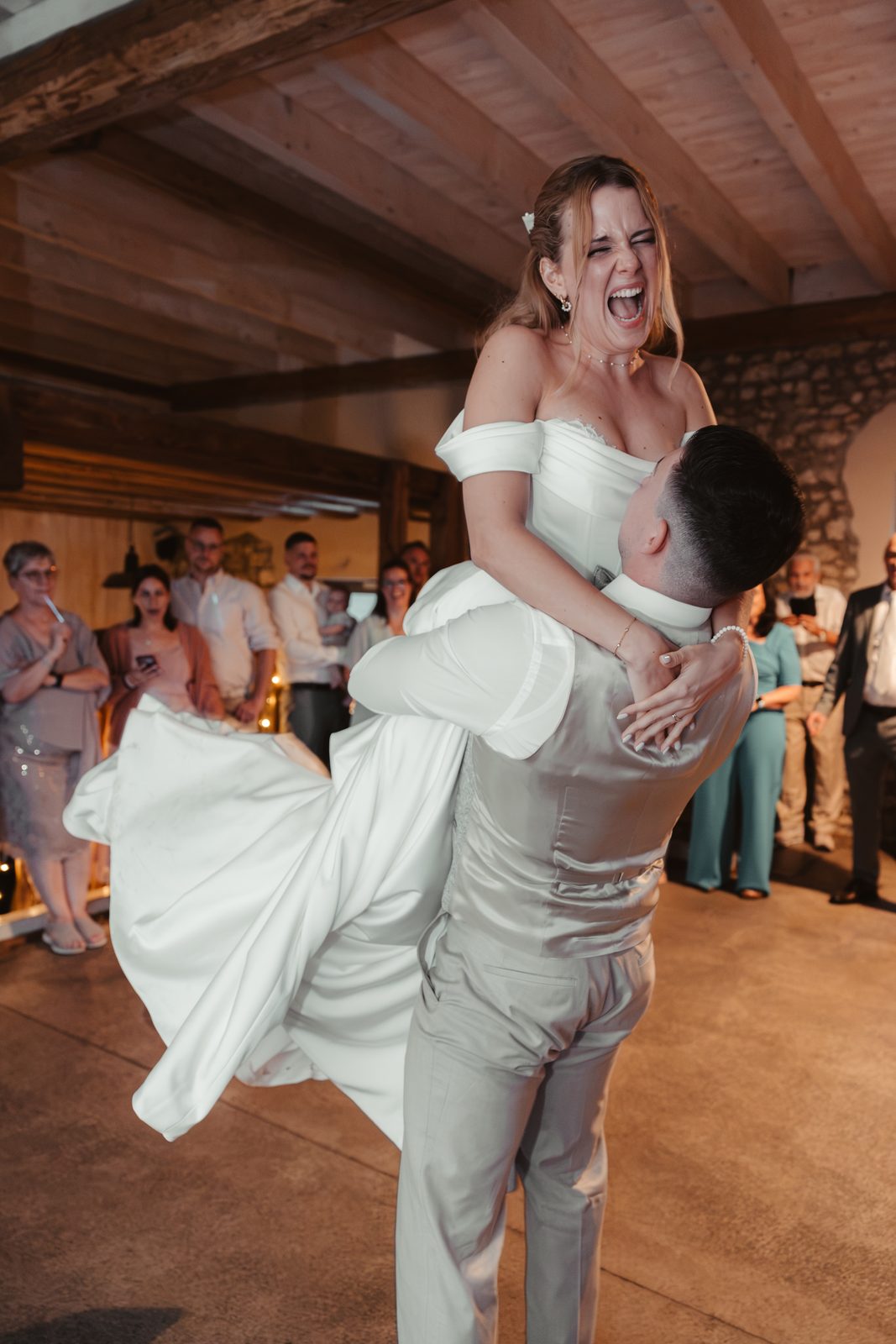 Hochzeitstanz des Brautpaars zu Lover von Taylor Swift