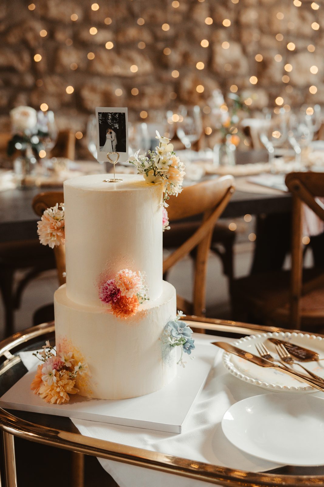 Hochzeitstorte mit Polaroid des Brautpaars