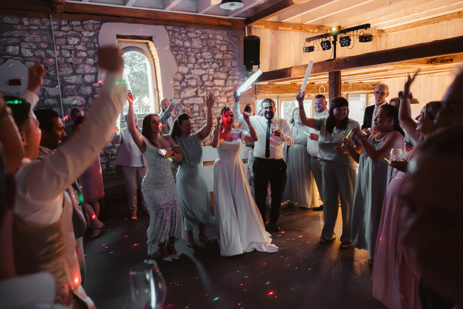 Hochzeitsgäste feiern in der Scheune im Weingut Hahn