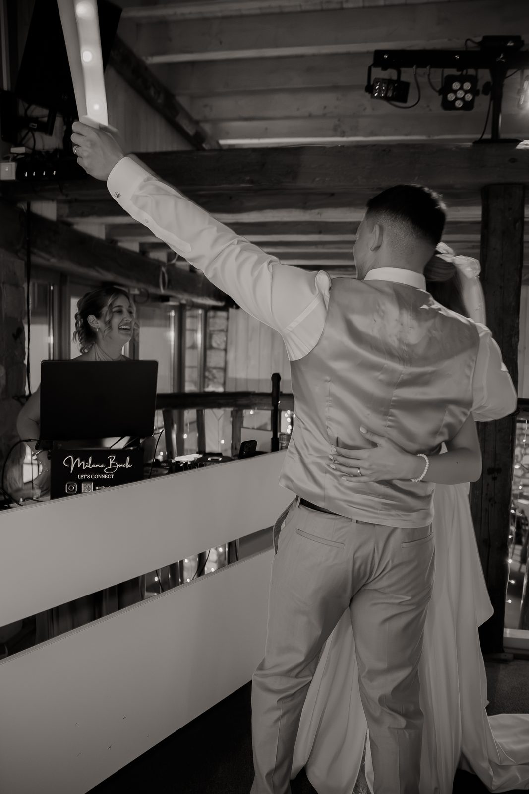 Schwarzweißaufnahme der Hochzeitsparty im Weingut Hahn