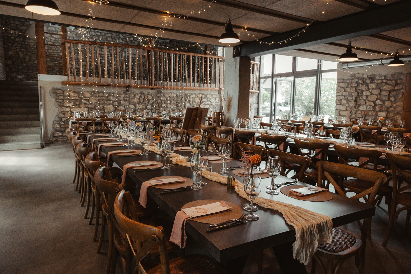 Lange Tafel in der umgebauten Scheune im Weingut Hahn