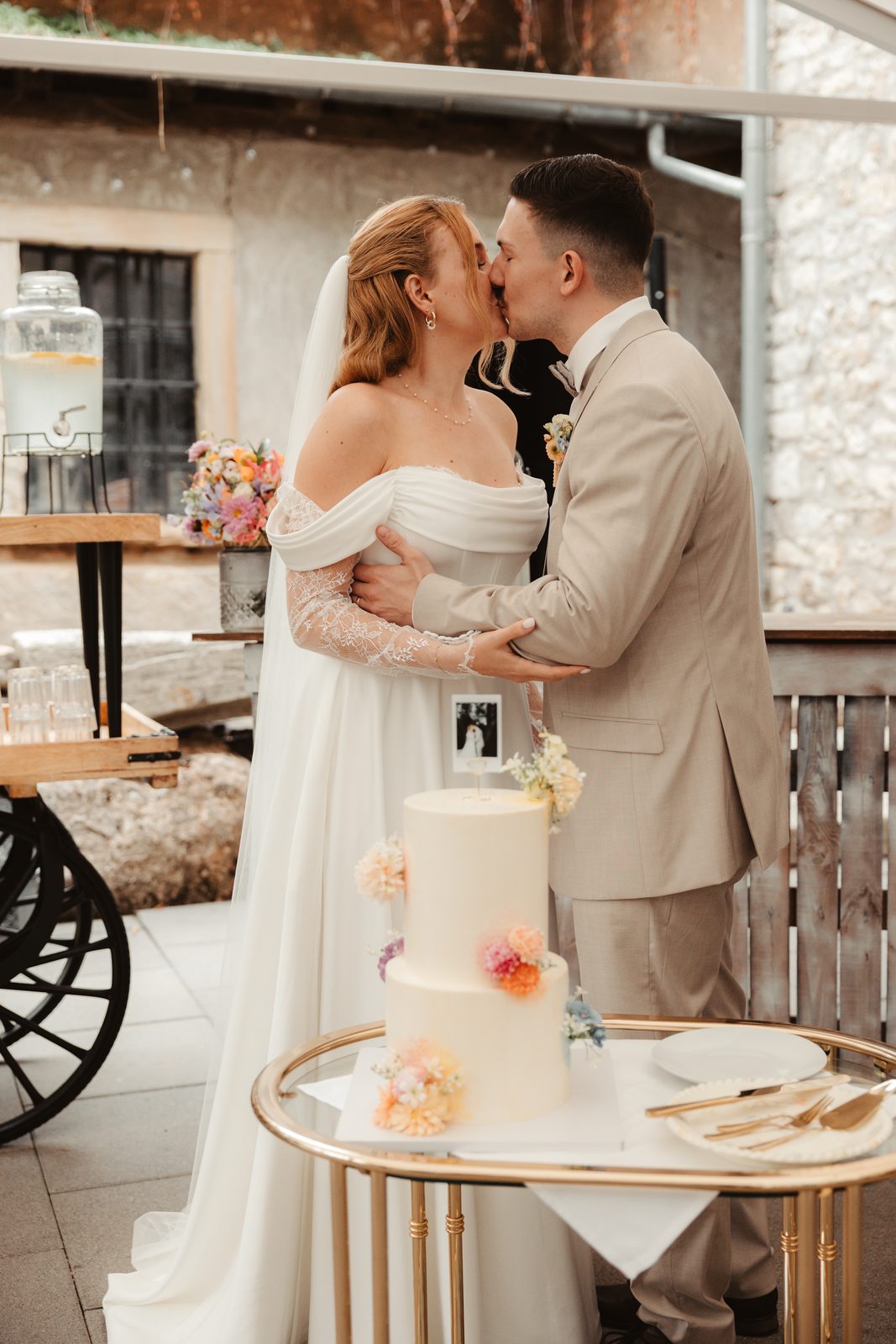 Tortenanschnitt bei der Hochzeit im Weingut Hahn