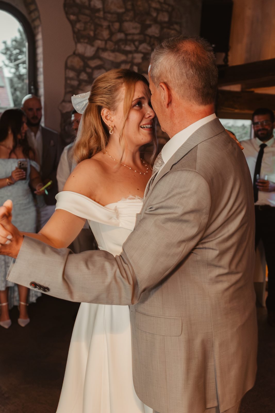 Vater-Tochter-Tanz bei der Hochzeit im Weingut Hahn